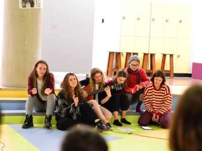 ...e apprezzando musiche "lontane" come quella di Bob Marley. Oggi studia cooperazione umanitaria nel College of the Atlantic del Maine, negli Stati Uniti